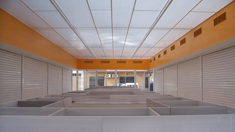 L’Ajuntament licita les parades de venda interior del Mercat municipal.-