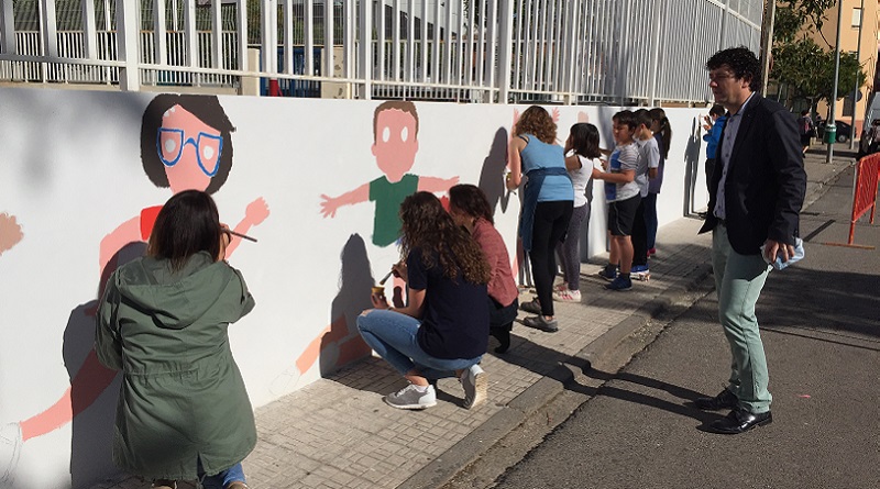 La segona edició de «Mudem l’escola» decora la paret principal del Col.legi Cervantes-Dualde