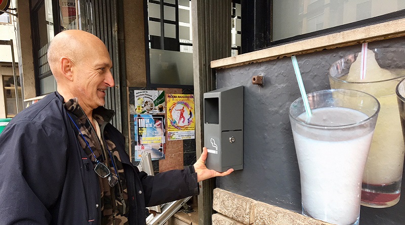 L’Ajuntament comença a instal.lar cendrers exteriors en els bars del municipi