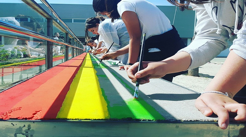 La tercera edició de «Mudem l’escola» decora diversos racons de l’Institut
