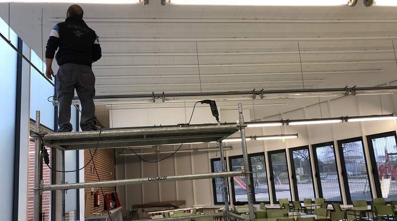 Finalitzen els treballs d’insonorització del menjador escolar