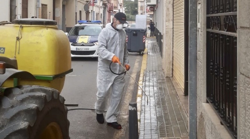 Llauradors i voluntaris fumiguen la població