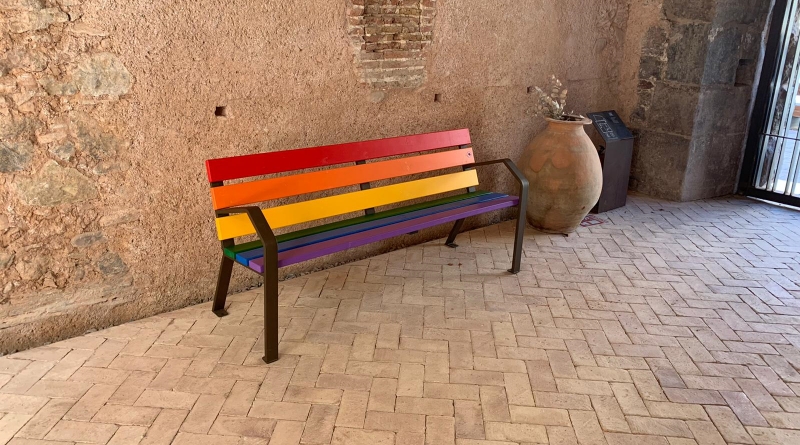 L’Ajuntament instal.la un banc LGTBI en la Plaça Major