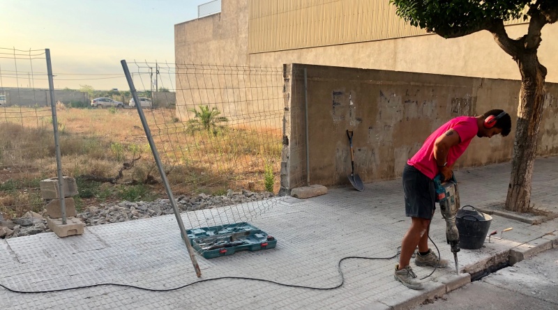 Comencen les obres per convertir un solar urbà en aparcament per a 100 vehicles