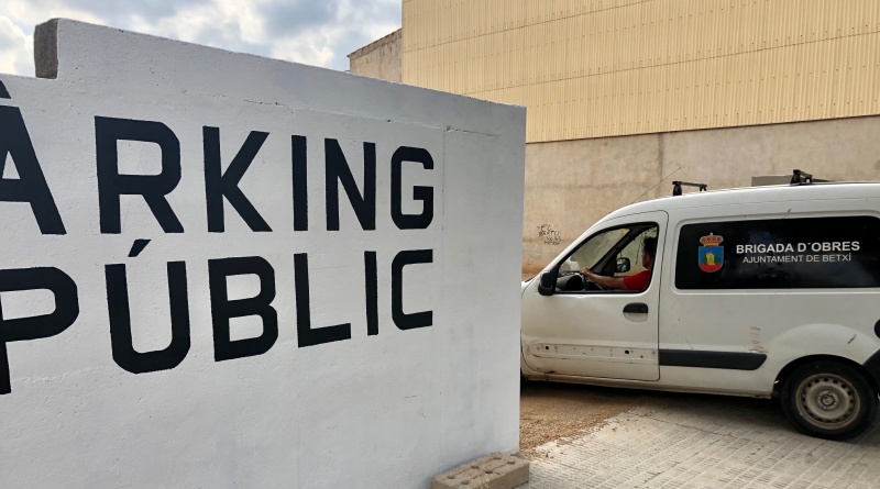 L’Ajuntament habilita un solar urbà com a aparcament de cotxes