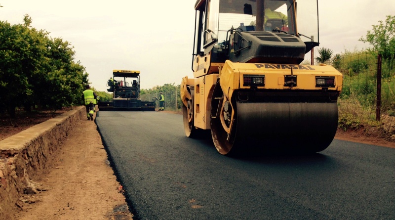 L’Ajuntament inicia la pavimentació de carrers i camins del municipi