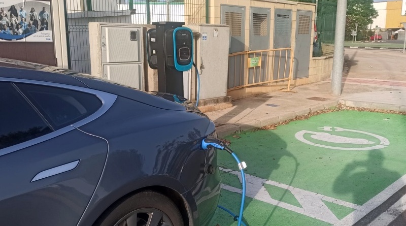 El Polígon Molí-Llop ja compta amb dos punts de càrrega per a vehicles elèctrics