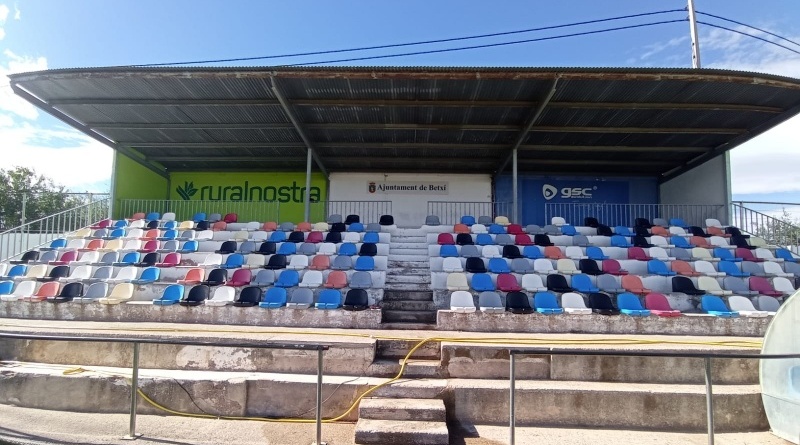 El Camp de Futbol Municipal renova les graderies i la zona de banquetes