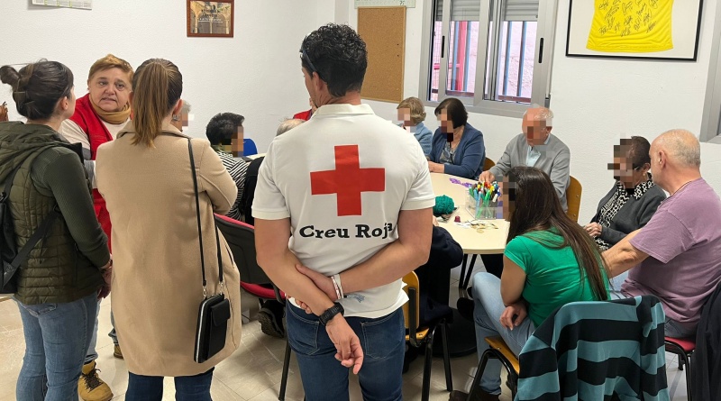 L’alcaldessa i la regidora de Serveis Socials visiten els tallers col·lectius de Creu Roja