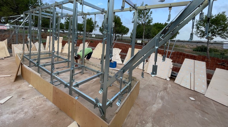 Comença la instal·lació d’un rocòdrom de tres metres d’altura al polígon Molí Llop 