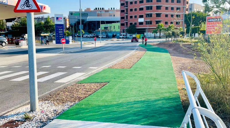 Es completa el carril bici que connecta amb la passarel·la del riu Sec i el polígon industrial