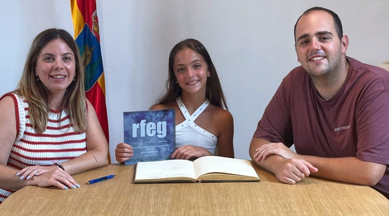 La gimnasta Irene Felip signa el llibre d’honor de Betxí després de proclamar-se campiona d’Espanya