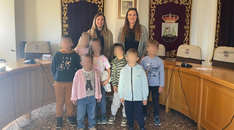 Els xiquets i xiquetes de Betxí escullen un dinosaure com a nou joc del parc infantil